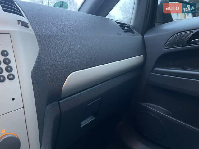 Синий Опель Зафира, объемом двигателя 1.6 л и пробегом 285 тыс. км за 6700 $, фото 46 на Automoto.ua