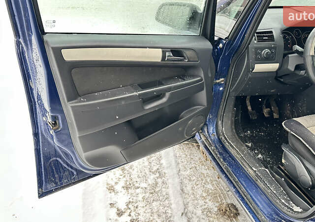 Синий Опель Зафира, объемом двигателя 1.69 л и пробегом 301 тыс. км за 3700 $, фото 16 на Automoto.ua