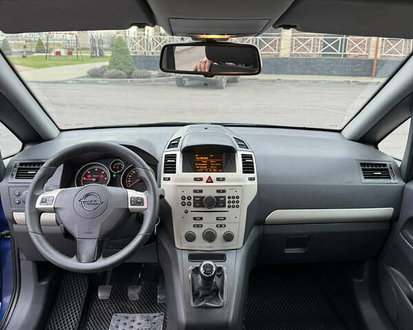 Синий Опель Зафира, объемом двигателя 1.7 л и пробегом 294 тыс. км за 4800 $, фото 13 на Automoto.ua