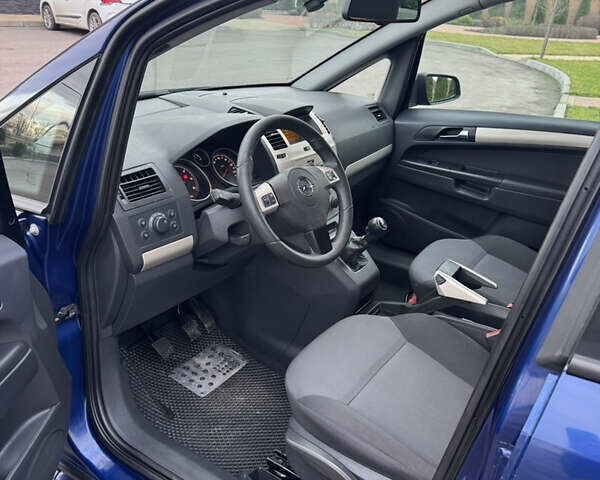 Синий Опель Зафира, объемом двигателя 1.7 л и пробегом 294 тыс. км за 4800 $, фото 11 на Automoto.ua