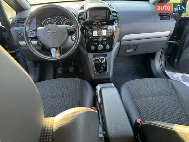 Синий Опель Зафира, объемом двигателя 1.8 л и пробегом 250 тыс. км за 6750 $, фото 5 на Automoto.ua