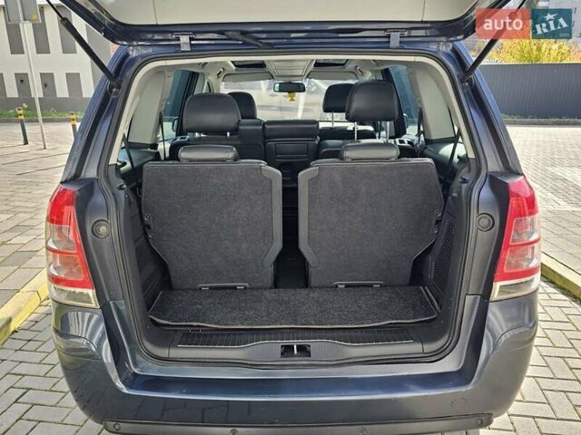 Синий Опель Зафира, объемом двигателя 1.7 л и пробегом 241 тыс. км за 7200 $, фото 2 на Automoto.ua