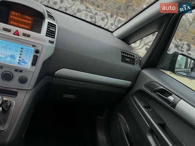 Синий Опель Зафира, объемом двигателя 1.6 л и пробегом 182 тыс. км за 6950 $, фото 63 на Automoto.ua