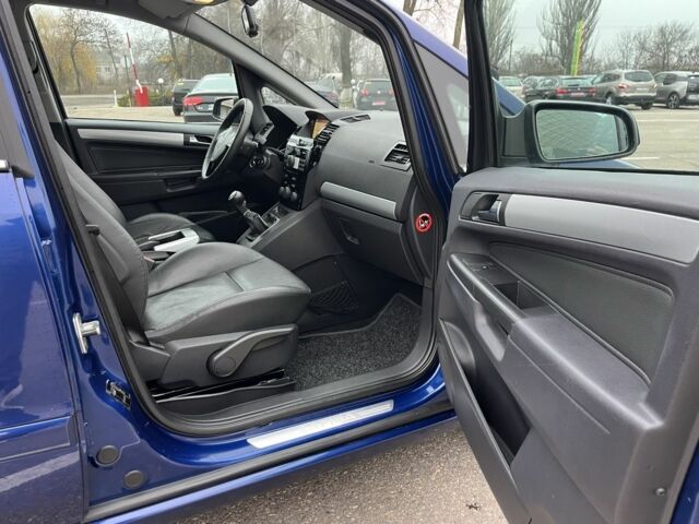 Синий Опель Зафира, объемом двигателя 1.9 л и пробегом 220 тыс. км за 8000 $, фото 11 на Automoto.ua