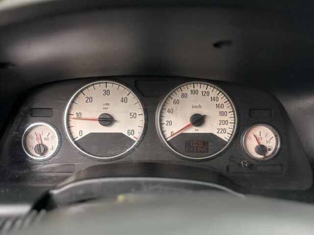 Зеленый Опель Зафира, объемом двигателя 2.2 л и пробегом 220 тыс. км за 2650 $, фото 8 на Automoto.ua