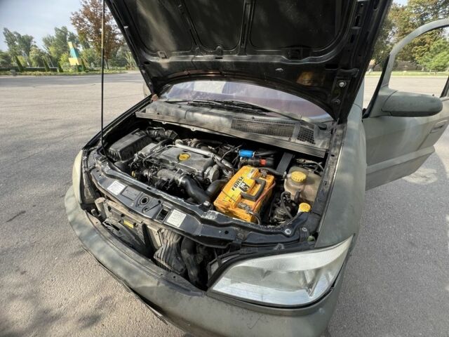 Зеленый Опель Зафира, объемом двигателя 2.2 л и пробегом 320 тыс. км за 115000 $, фото 4 на Automoto.ua