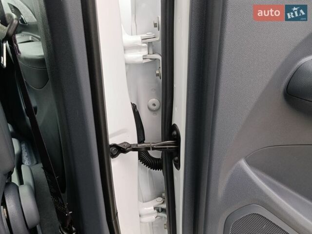 Білий Опель Ampera-e, об'ємом двигуна 0 л та пробігом 160 тис. км за 13700 $, фото 76 на Automoto.ua