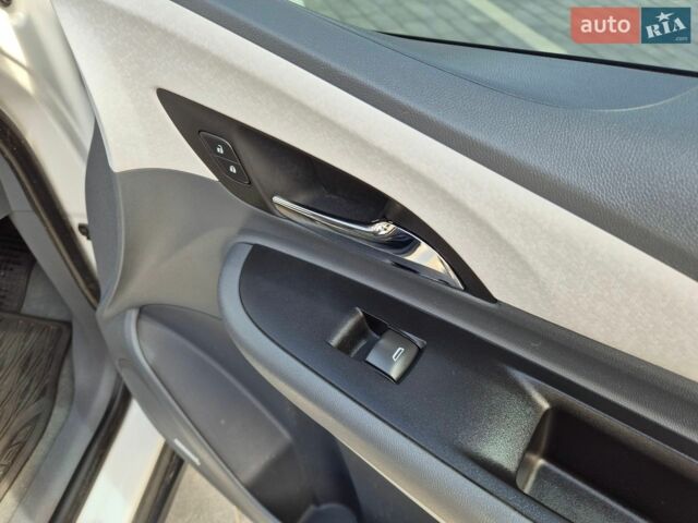 Белый Опель Ampera-e, объемом двигателя 0 л и пробегом 119 тыс. км за 14800 $, фото 12 на Automoto.ua