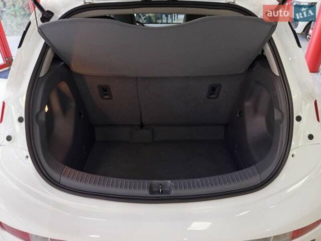 Белый Опель Ampera-e, объемом двигателя 0 л и пробегом 51 тыс. км за 16500 $, фото 49 на Automoto.ua