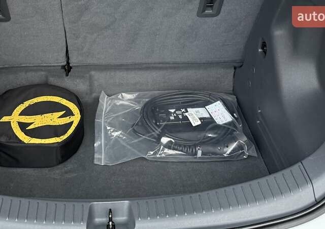 Белый Опель Ampera-e, объемом двигателя 0 л и пробегом 71 тыс. км за 14350 $, фото 58 на Automoto.ua