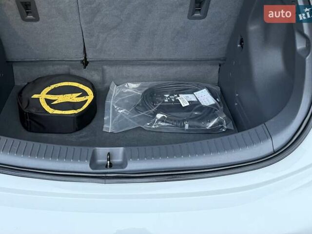 Белый Опель Ampera-e, объемом двигателя 0 л и пробегом 71 тыс. км за 14350 $, фото 105 на Automoto.ua