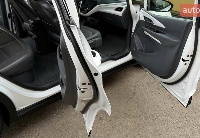 Белый Опель Ampera-e, объемом двигателя 0 л и пробегом 71 тыс. км за 14350 $, фото 60 на Automoto.ua