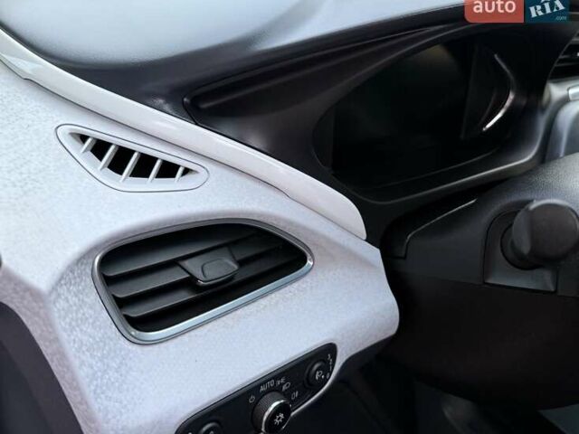 Белый Опель Ampera-e, объемом двигателя 0 л и пробегом 71 тыс. км за 14350 $, фото 71 на Automoto.ua