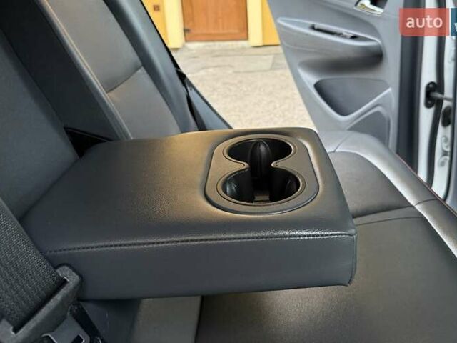 Белый Опель Ampera-e, объемом двигателя 0 л и пробегом 71 тыс. км за 14350 $, фото 63 на Automoto.ua