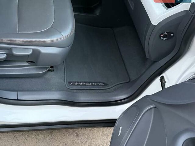 Белый Опель Ampera-e, объемом двигателя 0 л и пробегом 71 тыс. км за 14350 $, фото 120 на Automoto.ua