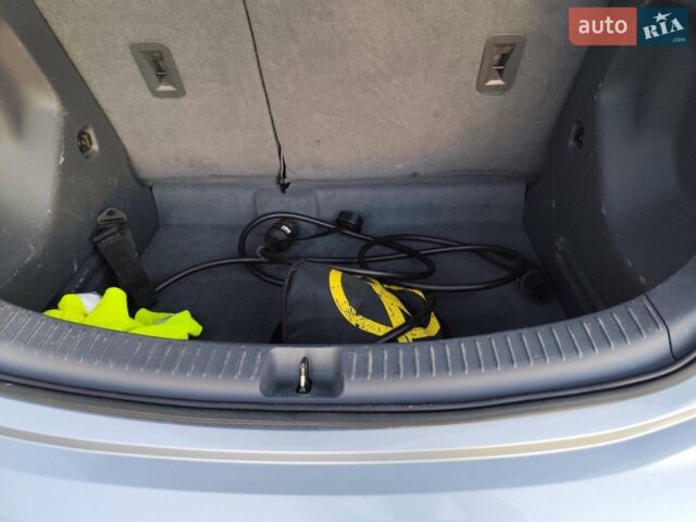 Серый Опель Ampera-e, объемом двигателя 0 л и пробегом 123 тыс. км за 15555 $, фото 23 на Automoto.ua