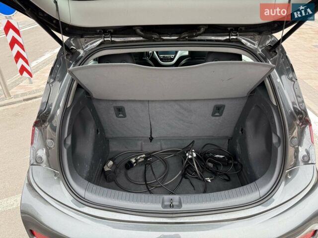 Серый Опель Ampera-e, объемом двигателя 0 л и пробегом 165 тыс. км за 15000 $, фото 21 на Automoto.ua