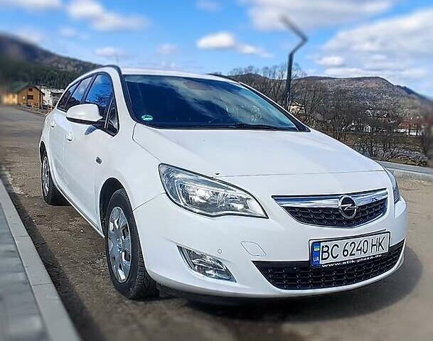 Белый Опель Astra Sports Tourer, объемом двигателя 1.7 л и пробегом 254 тыс. км за 6700 $, фото 2 на Automoto.ua