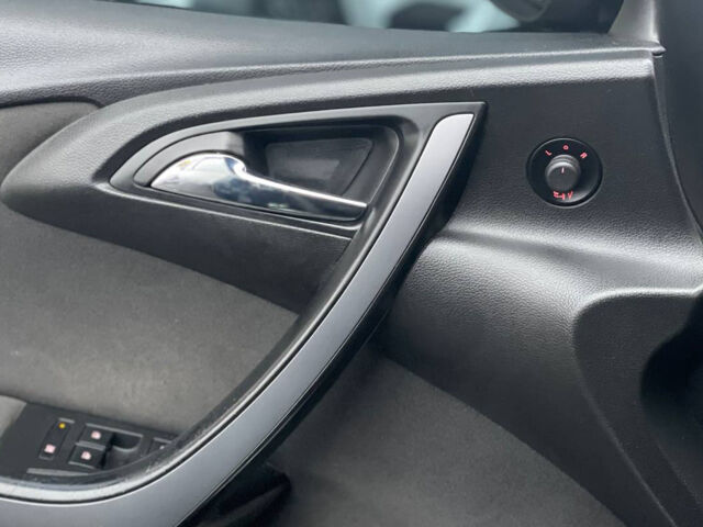 Черный Опель Astra Sports Tourer, объемом двигателя 1.6 л и пробегом 140 тыс. км за 9700 $, фото 6 на Automoto.ua