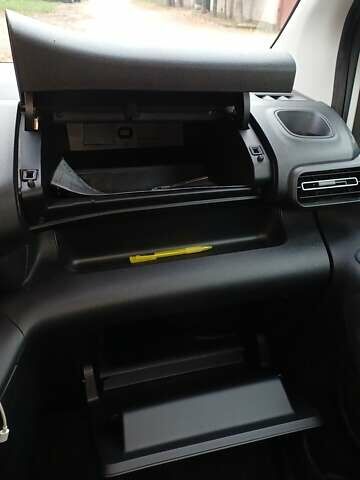 Білий Опель Combo-e, об'ємом двигуна 0 л та пробігом 26 тис. км за 19000 $, фото 17 на Automoto.ua