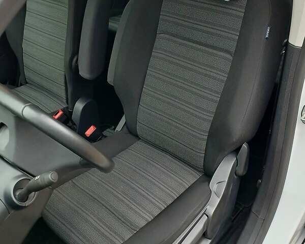 Білий Опель Combo-e, об'ємом двигуна 0 л та пробігом 26 тис. км за 19000 $, фото 14 на Automoto.ua