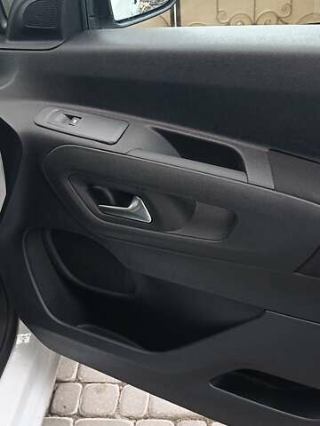 Білий Опель Combo-e, об'ємом двигуна 0 л та пробігом 26 тис. км за 19000 $, фото 19 на Automoto.ua