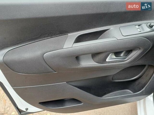 Білий Опель Combo-e, об'ємом двигуна 0 л та пробігом 26 тис. км за 19000 $, фото 12 на Automoto.ua