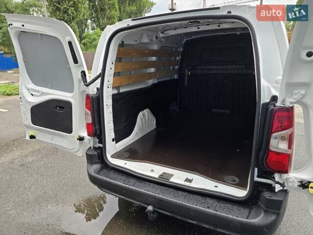 Белый Опель Combo Cargo, объемом двигателя 0 л и пробегом 93 тыс. км за 12450 $, фото 37 на Automoto.ua