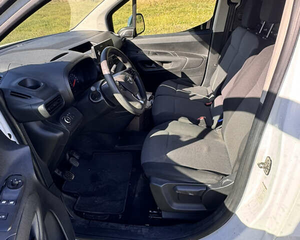 Белый Опель Combo Cargo, объемом двигателя 0 л и пробегом 124 тыс. км за 11995 $, фото 9 на Automoto.ua