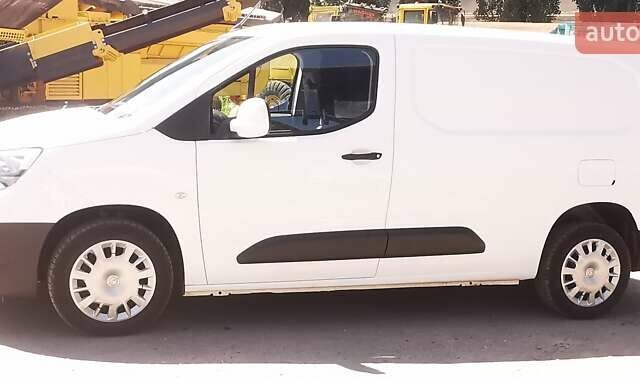 Белый Опель Combo Cargo, объемом двигателя 0 л и пробегом 79 тыс. км за 8000 $, фото 4 на Automoto.ua