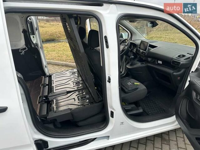 Белый Опель Combo Life, объемом двигателя 1.5 л и пробегом 130 тыс. км за 14999 $, фото 20 на Automoto.ua