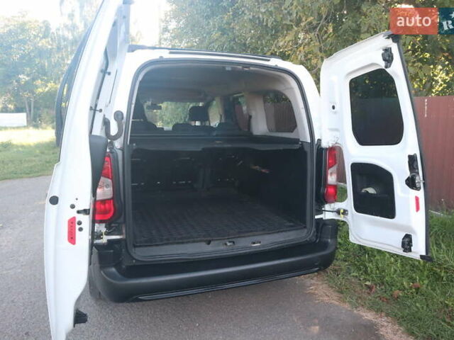 Білий Опель Combo Life, об'ємом двигуна 1.56 л та пробігом 106 тис. км за 18700 $, фото 30 на Automoto.ua