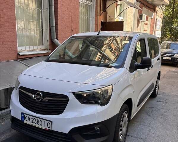 Белый Опель Combo Life, объемом двигателя 1.5 л и пробегом 21 тыс. км за 20200 $, фото 1 на Automoto.ua