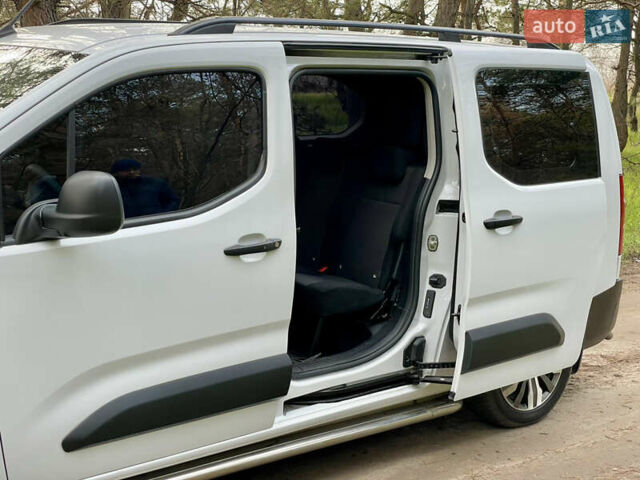 Белый Опель Combo Life, объемом двигателя 1.5 л и пробегом 78 тыс. км за 19500 $, фото 6 на Automoto.ua