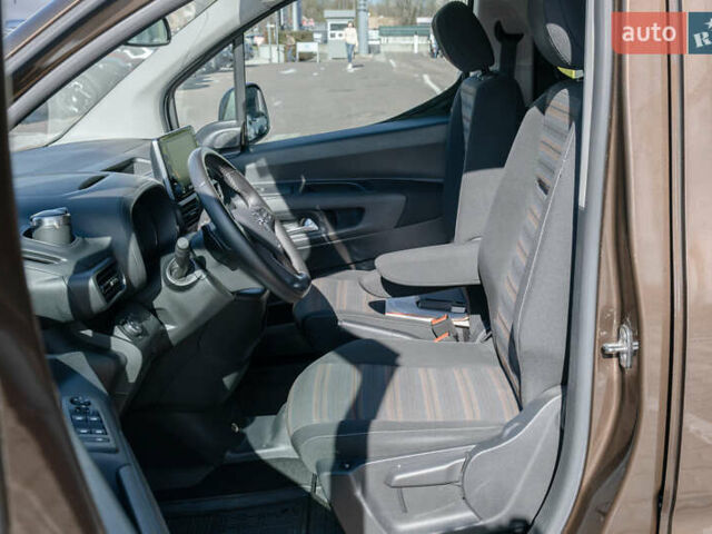 Коричневый Опель Combo Life, объемом двигателя 1.5 л и пробегом 54 тыс. км за 20359 $, фото 7 на Automoto.ua