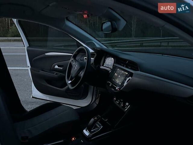 Белый Опель Corsa-e, объемом двигателя 0 л и пробегом 80 тыс. км за 16450 $, фото 22 на Automoto.ua