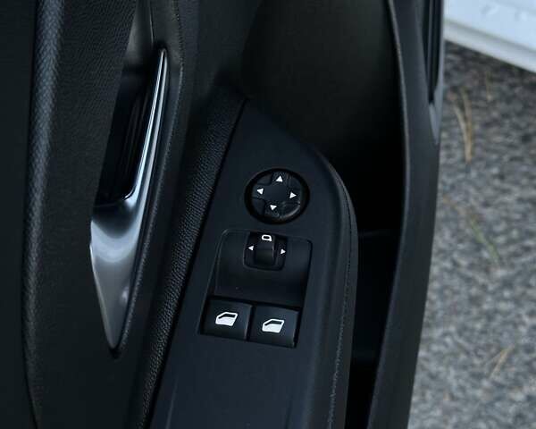 Белый Опель Corsa-e, объемом двигателя 0 л и пробегом 80 тыс. км за 16450 $, фото 31 на Automoto.ua