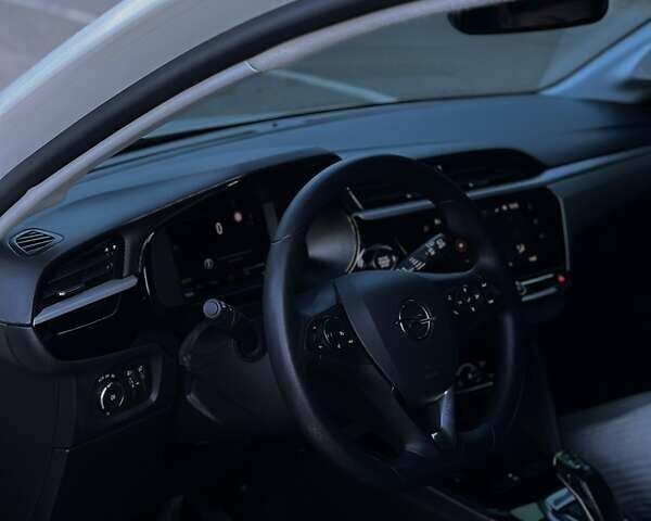 Белый Опель Corsa-e, объемом двигателя 0 л и пробегом 80 тыс. км за 16450 $, фото 28 на Automoto.ua