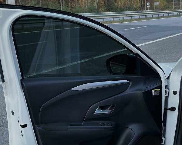 Белый Опель Corsa-e, объемом двигателя 0 л и пробегом 80 тыс. км за 16450 $, фото 30 на Automoto.ua
