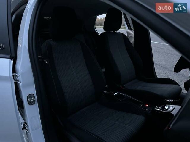 Белый Опель Corsa-e, объемом двигателя 0 л и пробегом 80 тыс. км за 16450 $, фото 24 на Automoto.ua