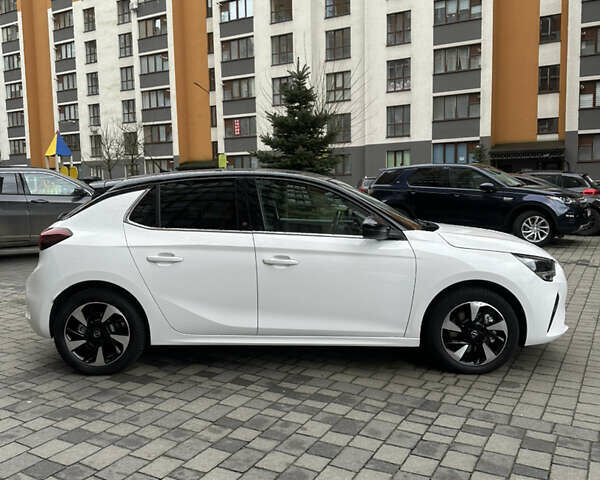 Белый Опель Corsa-e, объемом двигателя 0 л и пробегом 53 тыс. км за 16200 $, фото 31 на Automoto.ua