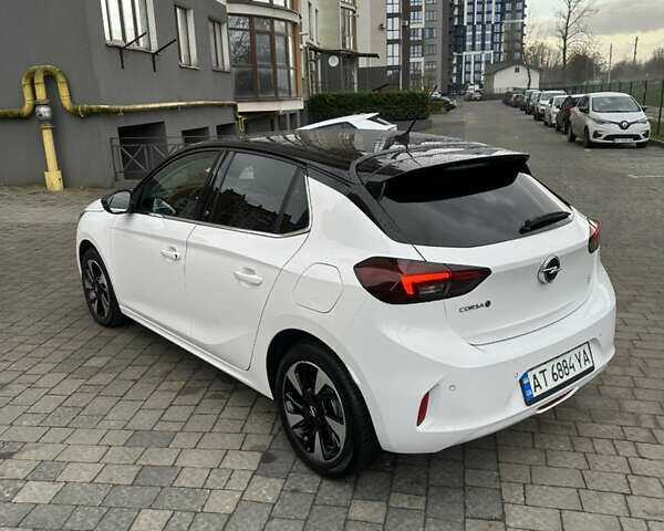 Белый Опель Corsa-e, объемом двигателя 0 л и пробегом 53 тыс. км за 16200 $, фото 7 на Automoto.ua