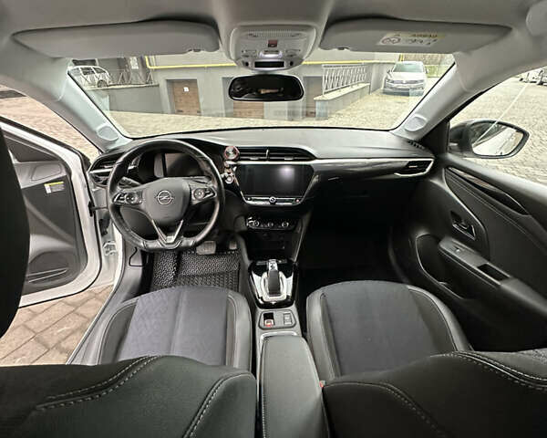 Белый Опель Corsa-e, объемом двигателя 0 л и пробегом 53 тыс. км за 16200 $, фото 17 на Automoto.ua