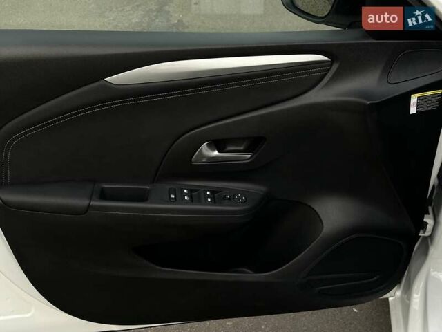 Белый Опель Corsa-e, объемом двигателя 0 л и пробегом 28 тыс. км за 15615 $, фото 32 на Automoto.ua