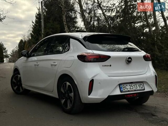 Белый Опель Corsa-e, объемом двигателя 0 л и пробегом 28 тыс. км за 15615 $, фото 17 на Automoto.ua