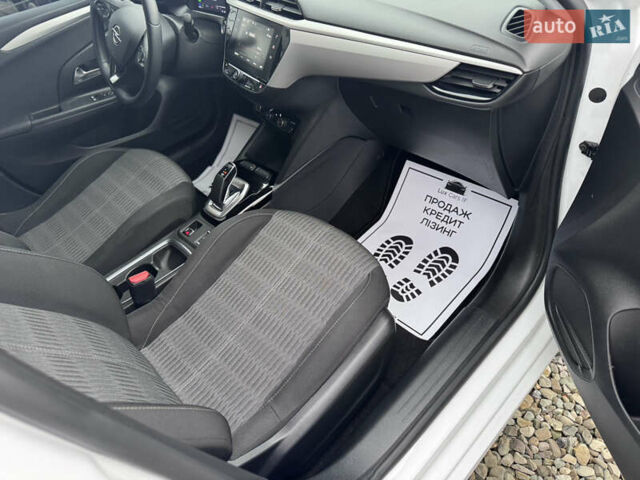 Белый Опель Corsa-e, объемом двигателя 0 л и пробегом 142 тыс. км за 11999 $, фото 42 на Automoto.ua