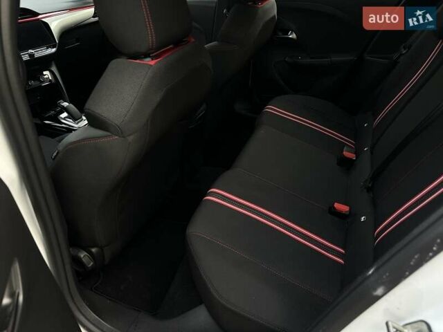 Белый Опель Corsa-e, объемом двигателя 0 л и пробегом 28 тыс. км за 15615 $, фото 65 на Automoto.ua