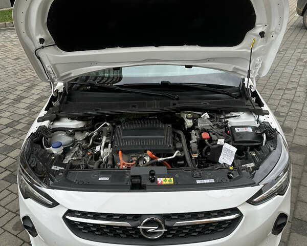 Белый Опель Corsa-e, объемом двигателя 0 л и пробегом 53 тыс. км за 16200 $, фото 15 на Automoto.ua