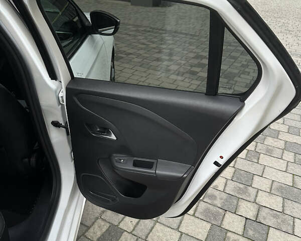 Белый Опель Corsa-e, объемом двигателя 0 л и пробегом 53 тыс. км за 16200 $, фото 24 на Automoto.ua