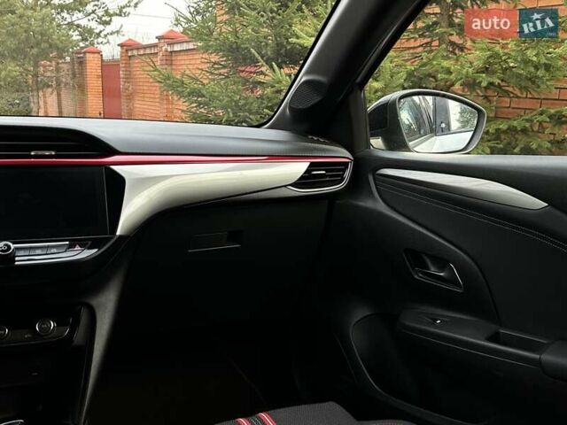 Белый Опель Corsa-e, объемом двигателя 0 л и пробегом 28 тыс. км за 15615 $, фото 60 на Automoto.ua